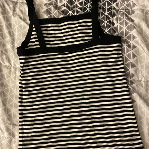 Black and white old navy slim fit tank top - Picture 3 of 3